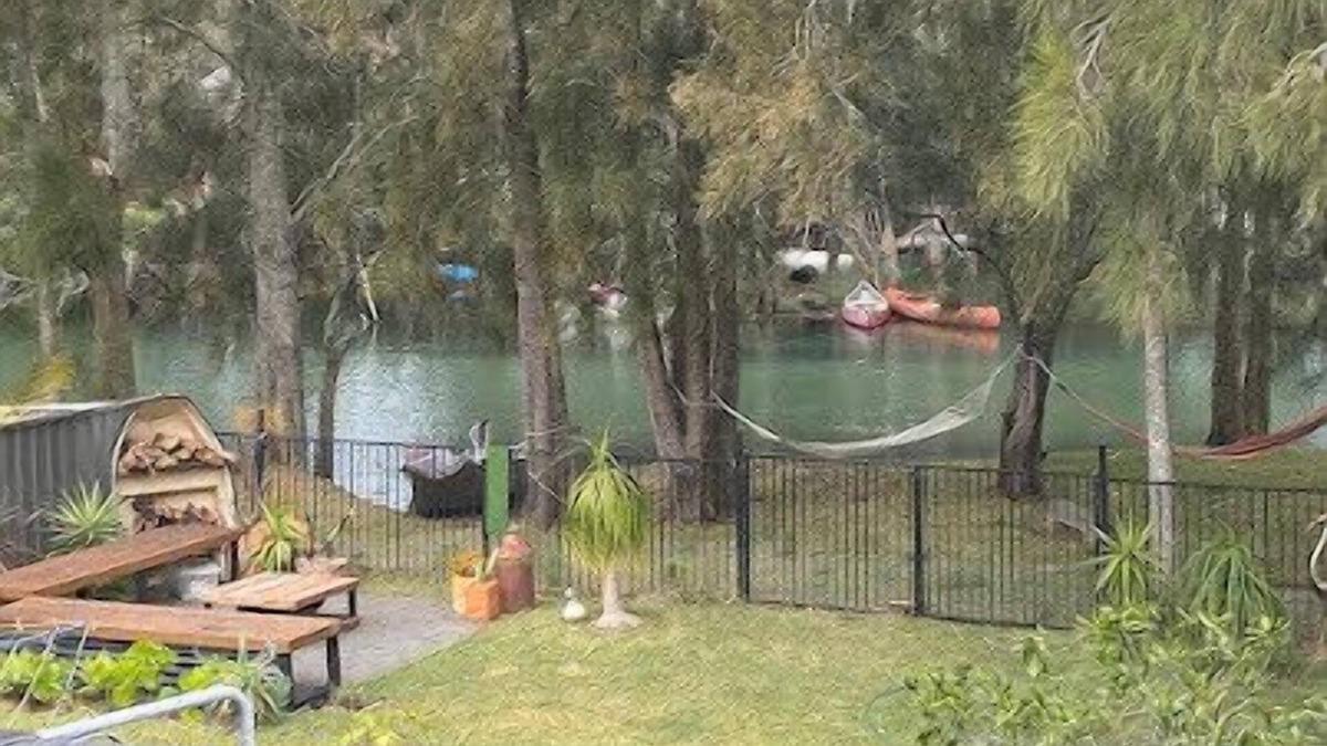 Lake Conjola House | Conjola Inn-Let - with SUP's canoe & bikes for two.