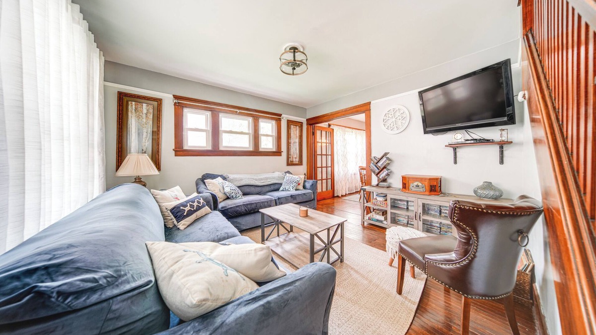 Conneaut House | Conneaut Vacation Rental w/Deck Near Lake Erie!