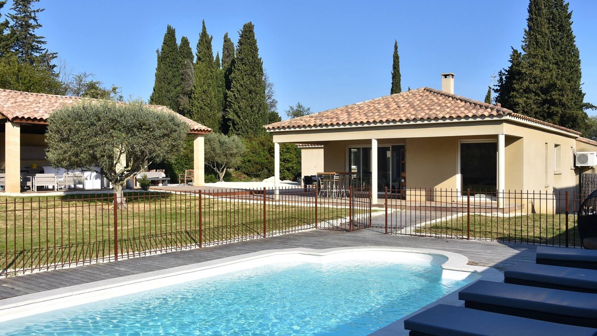 Arpaillargues-et-Aureillac Villa | Contemporary prestige villa for 10 people with air conditioning and heated swimming pool