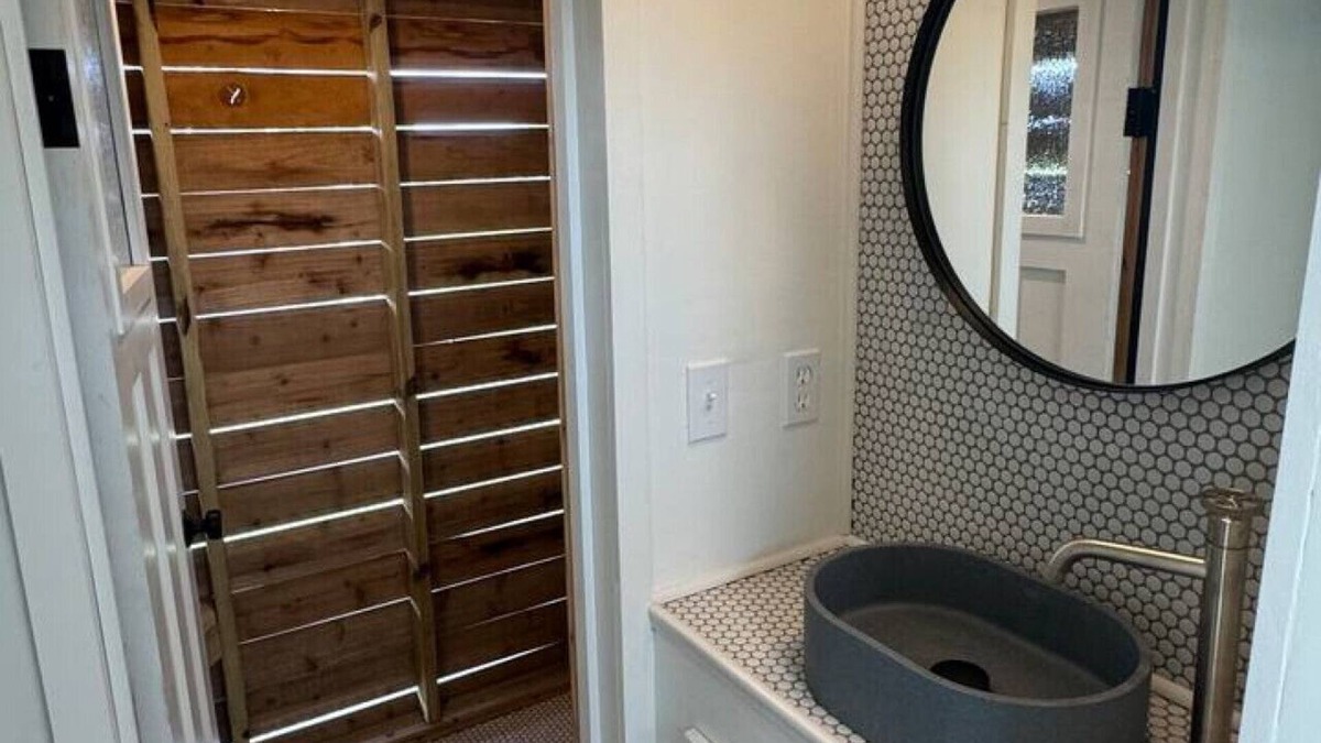 Smithville House | Container Cabin on the Colorado