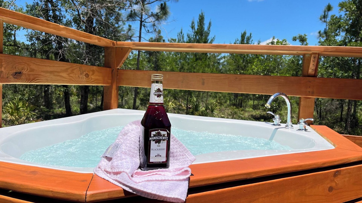 Fountain Apartment | Container Glamping With Nature Views/Jacuzzi/WIFI/FirePit