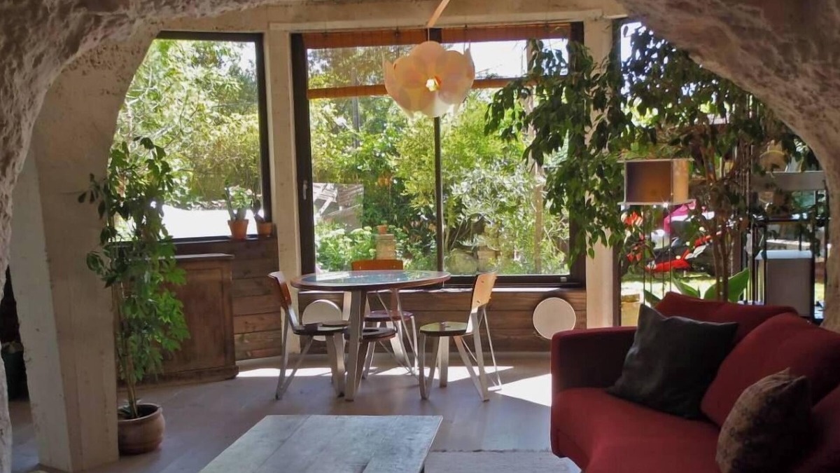 Saint-Etienne-de-Chigny House | contemporary cave house