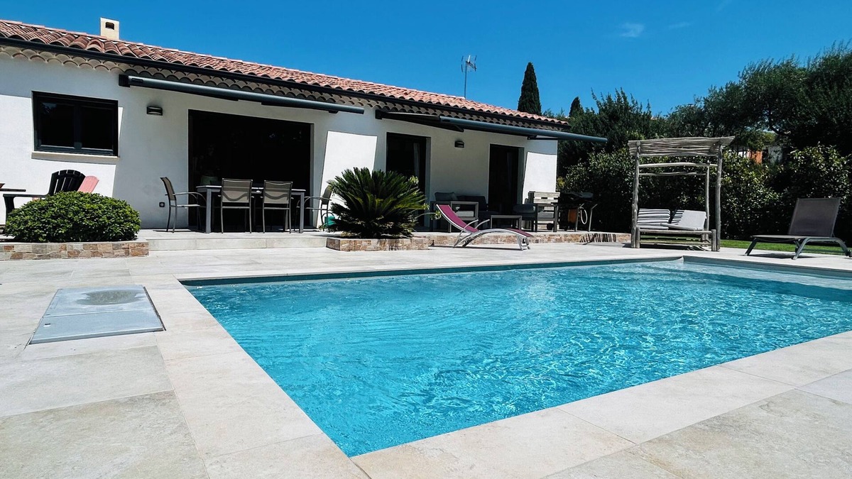 Chateauneuf-de-Gadagne Villa | Contemporary air-conditioned villa, 2 bedrooms, ground floor with swimming pool IN QUIET AREA