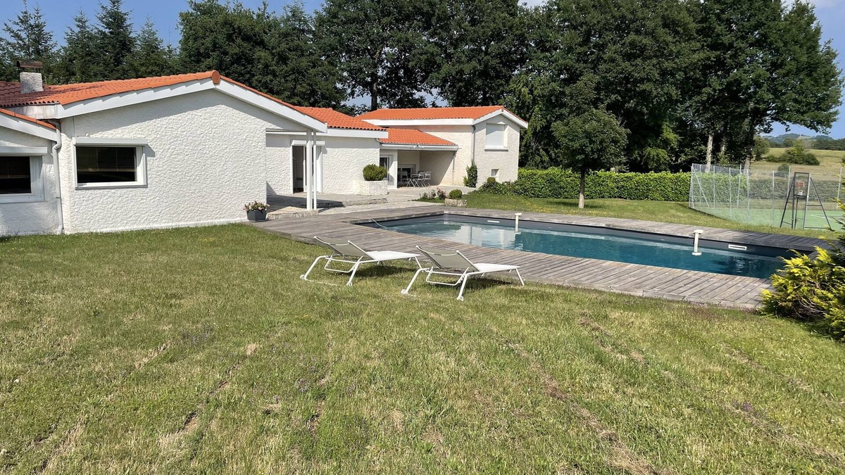 Saint-Paul-des-Landes House | Contemporary house with swimming pool and tennis court
