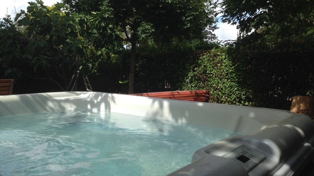 Voisins-le-Bretonneux Apartment | Contemporary apartment with garden and jacuzzi