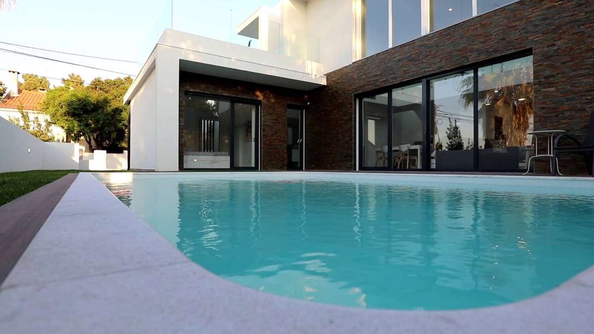 Charneca de Caparica e Sobreda Villa | Contemporary villa with pool near Lisbon