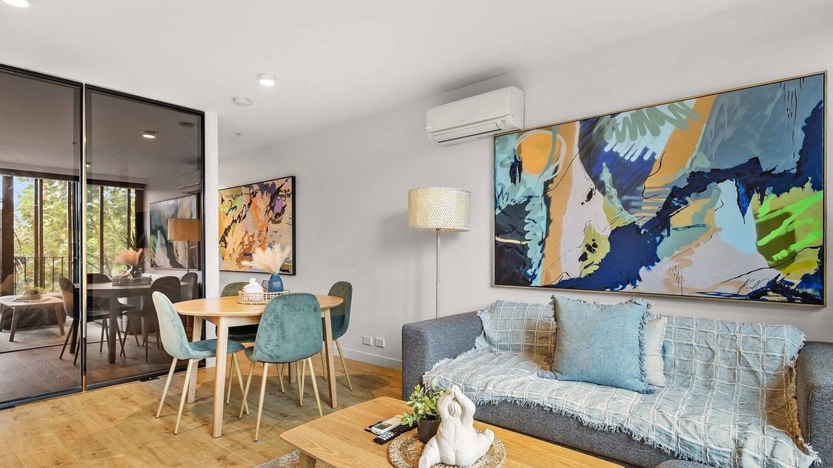 Saint Kilda South Apartment | Contemporary 1-Bed in the Heart of St Kilda