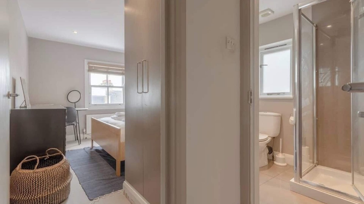 Shaftesbury Apartment | Contemporary 2BD Flat w/Patio, Clapham!