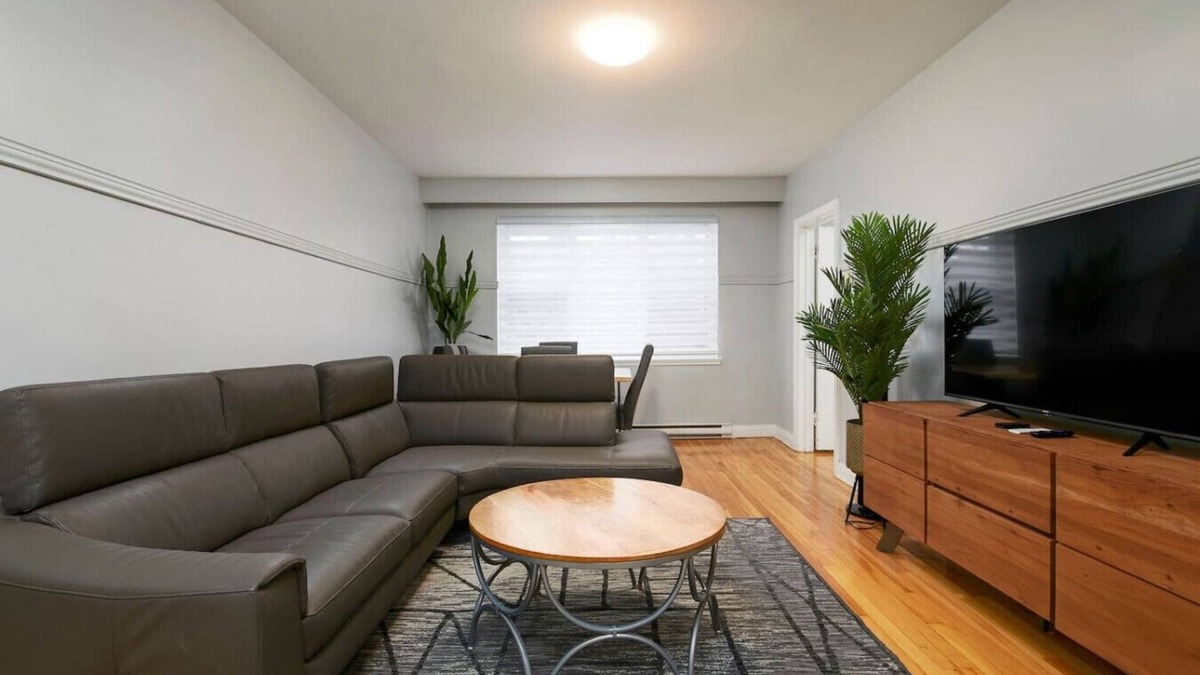Cote-Des-Neiges—Notre-Dame-De-Grace Apartment | Contemporary 2BR – Stylish Comfort on MTL West