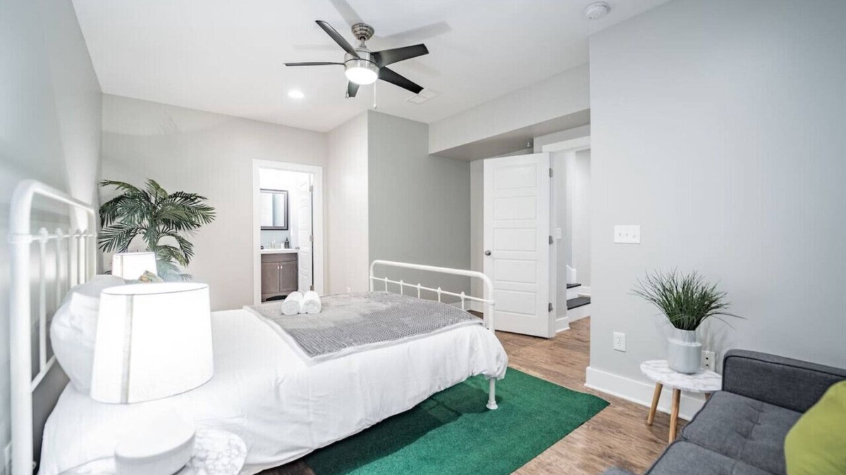 Fountain Square House | Contemporary 2BR2BA w/King *Den*Private Entry/Yard