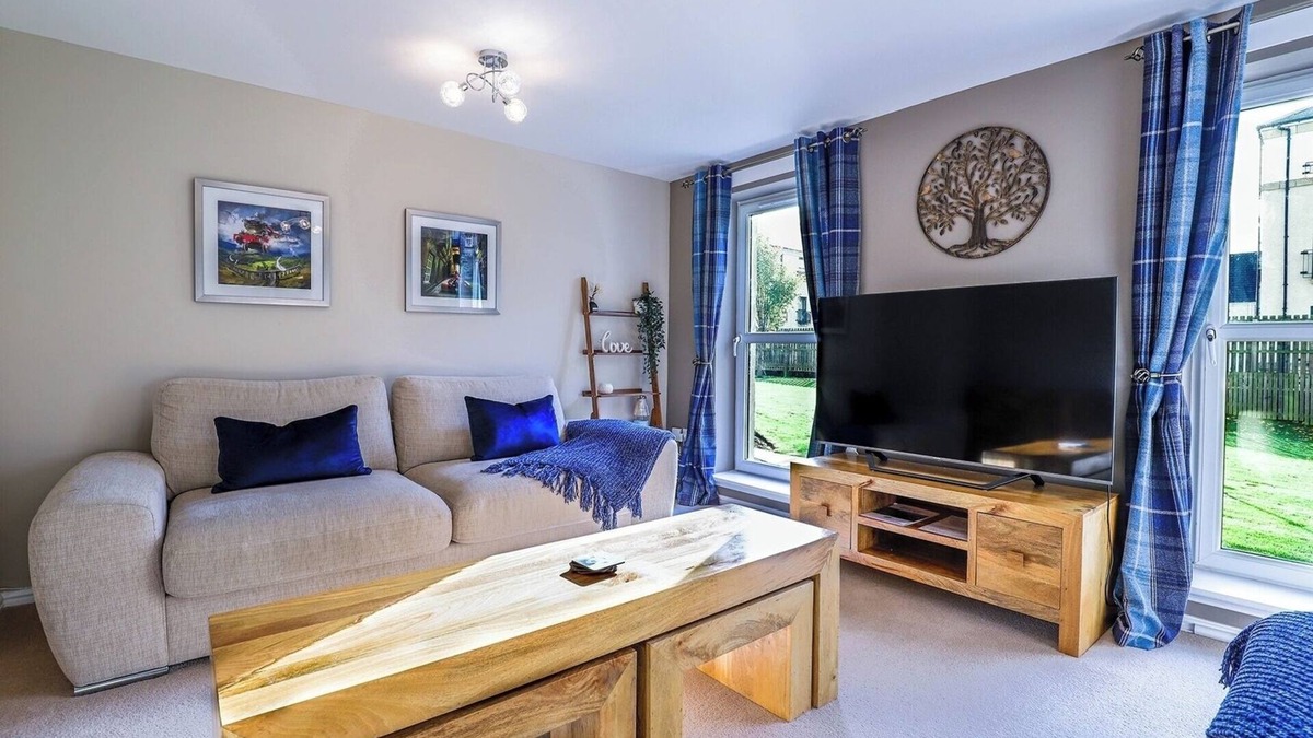 Dunfermline House | Contemporary 3 Bedroom Flat in Ancient Dunfermline