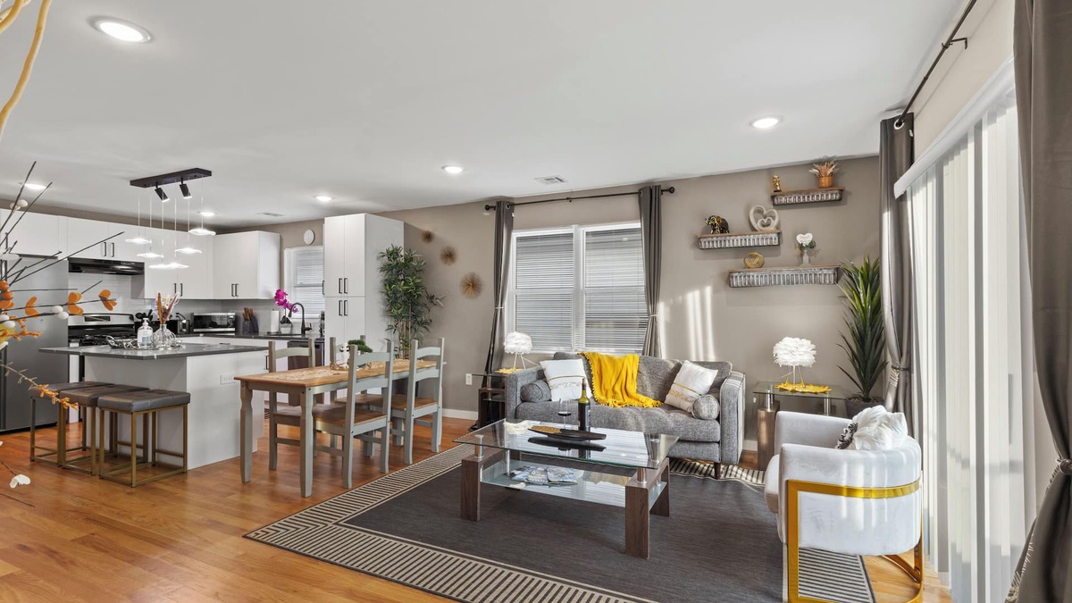 Elizabeth Apartment | Contemporary 3bds near NYC/EWR with free parking