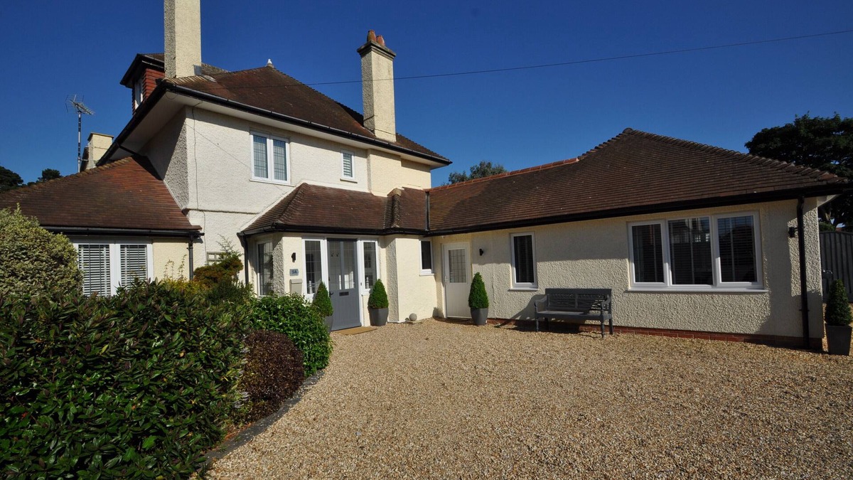 Southbourne Apartment | Contemporary Apartment with Garden 5 Minutes to the Beach