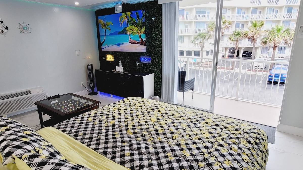 Bostwick Park Condo | Contemporary Beachside Condo