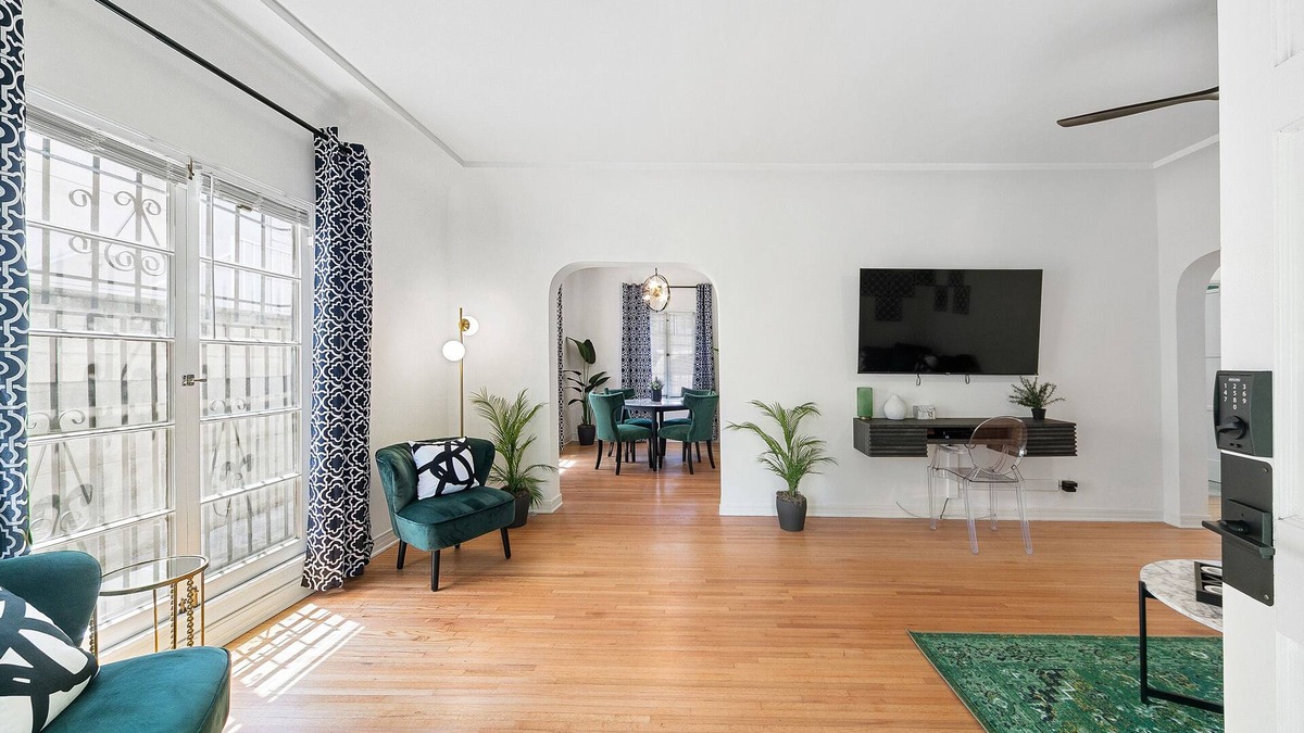 Beverly Grove Apartment | Contemporary Beverly Hills Gem with parking!