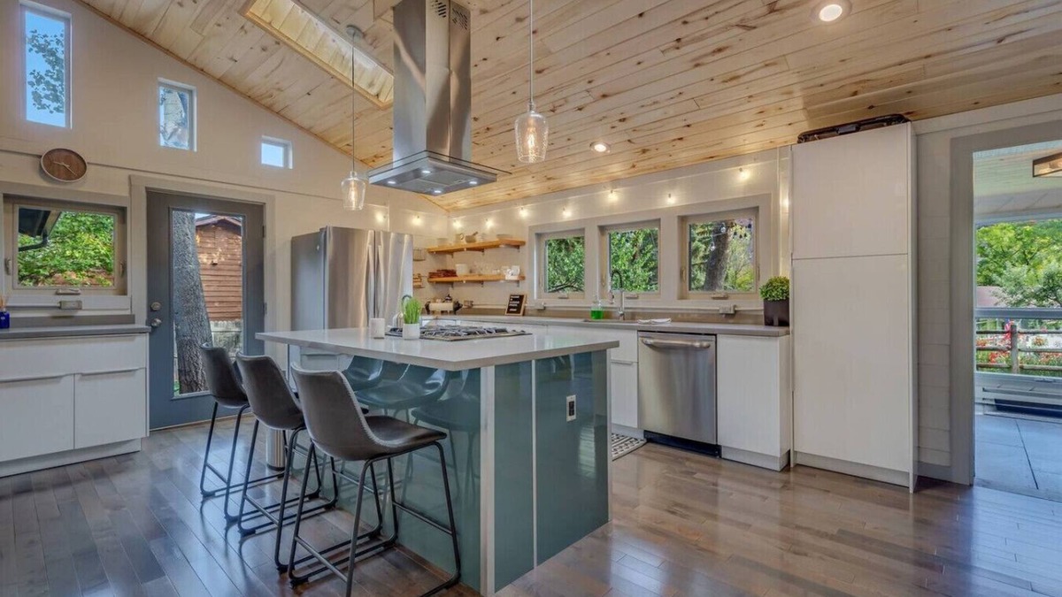 Glenwood Springs House | Contemporary cozy Retreat by Roaring Fork River