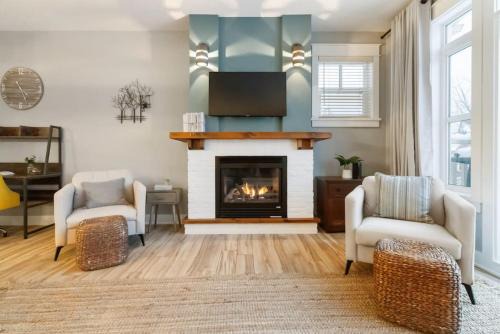The Blue Mountains House | Contemporary Chalet Steps to Blue Mountain Village