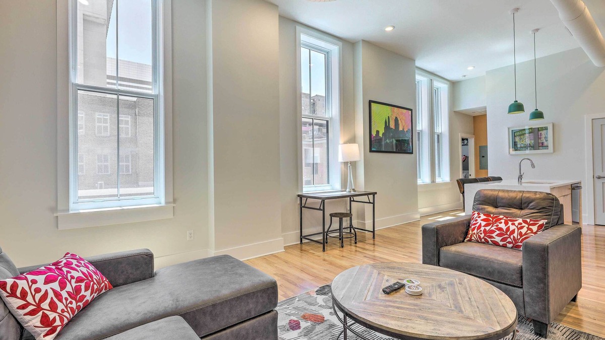 Central Business District Apartment | Contemporary Cincinnati Condo - Pets Allowed!