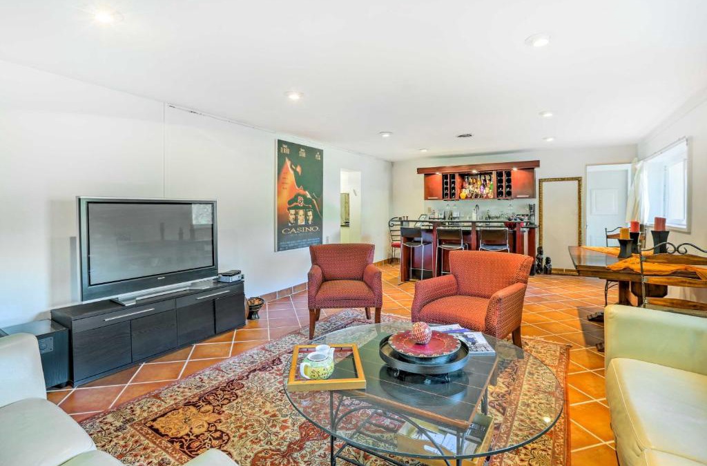 Silverton Apartment | Contemporary Cincinnati Apt with WiFi, Near Kenwood!