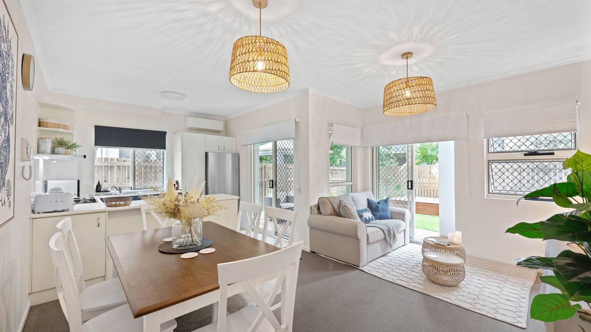 Hawthorne Apartment | Contemporary Comfy ~ 2Bed/2Bath/1Car ~ Hawthorne