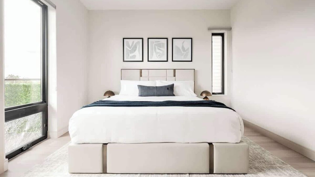 Jefferson Park Condo | Contemporary Condo | Grill + Balcony | Tesoro