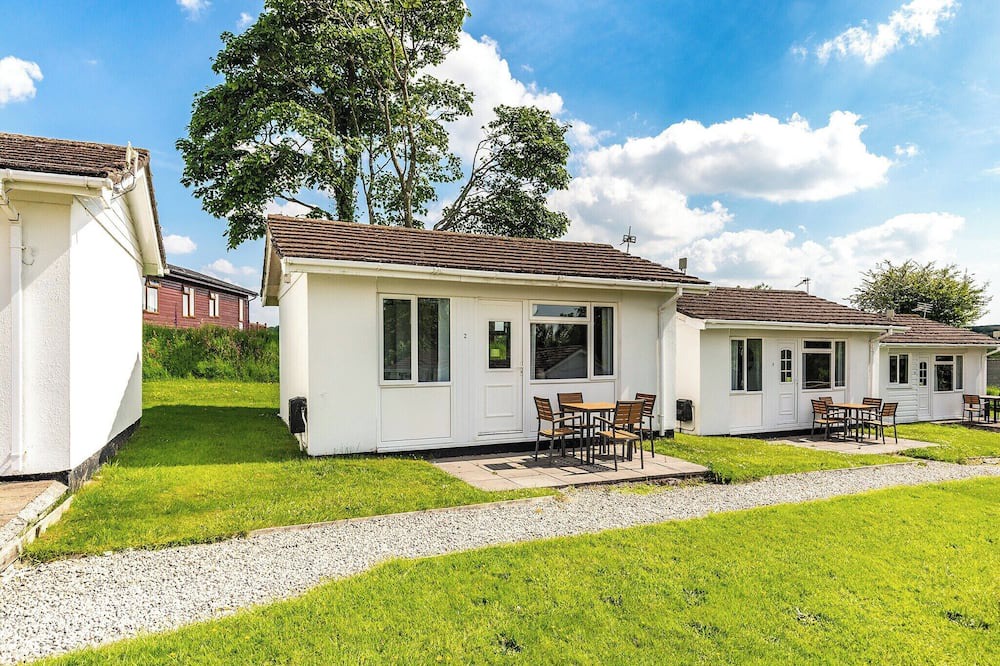 Hewas Water Cottage | Contemporary cottage with one double and one with bunks.