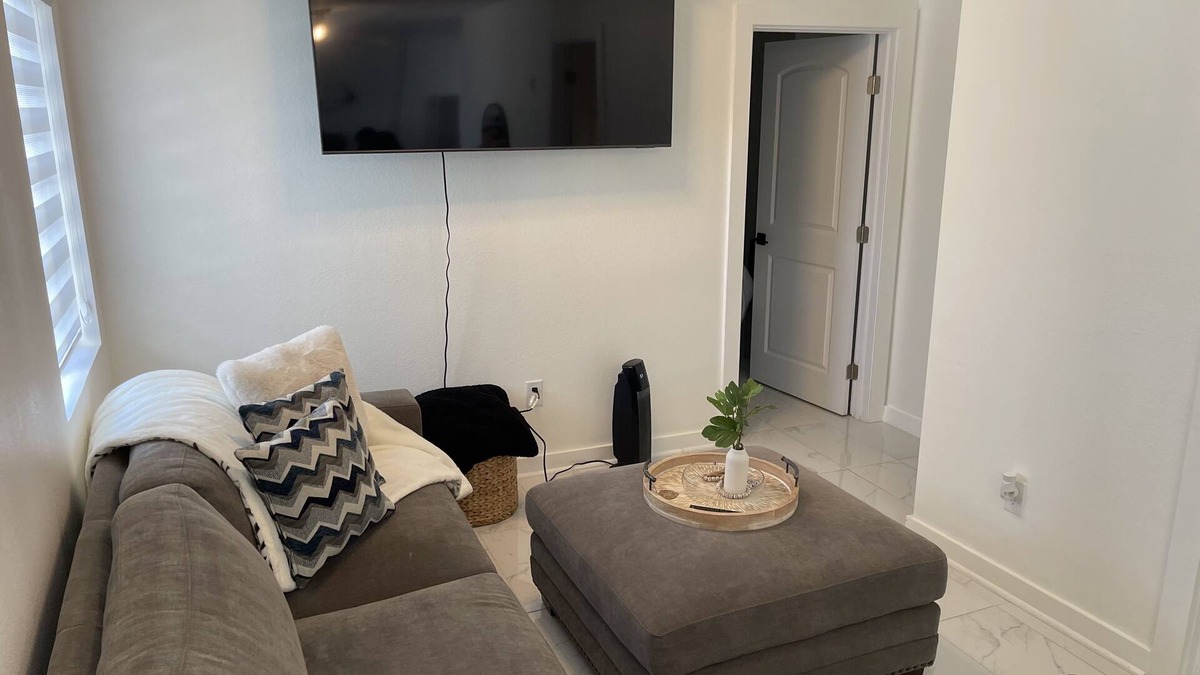 San Fernando House | Contemporary - Cozy- 2 BDR House