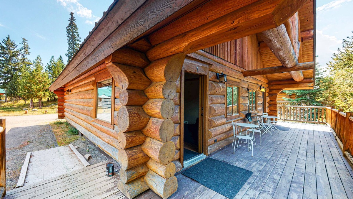 Lac Le Jeune Cabin | Contemporary, dog-friendly log cabin with private deck & full kitchen