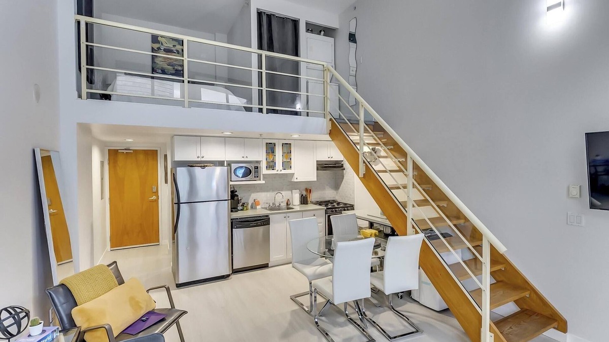 Downtown Vancouver Condo | Contemporary DT Vancouver Loft In The Heart Of The City. Parking included
