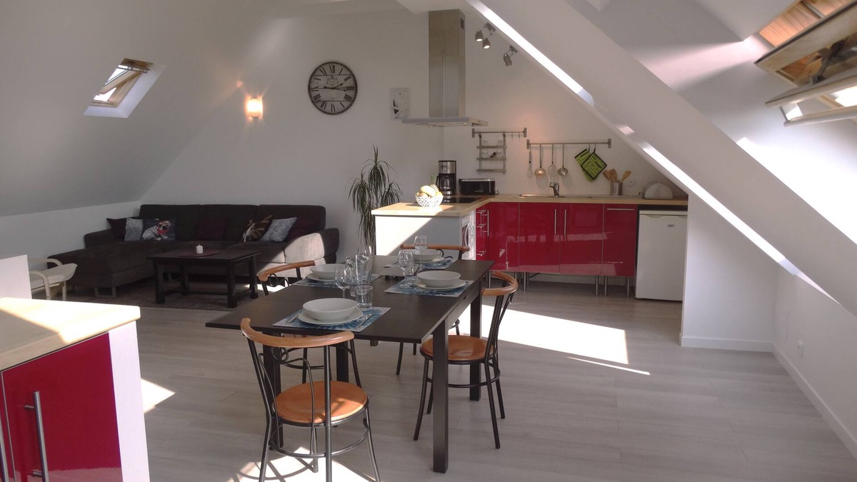 Plovan Apartment | Contemporary duplex apartment by the sea