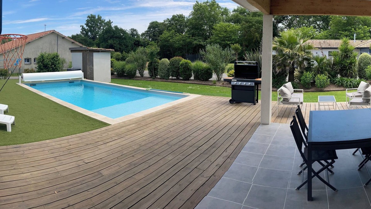 Orist House | Contemporary family home with swimming pool
