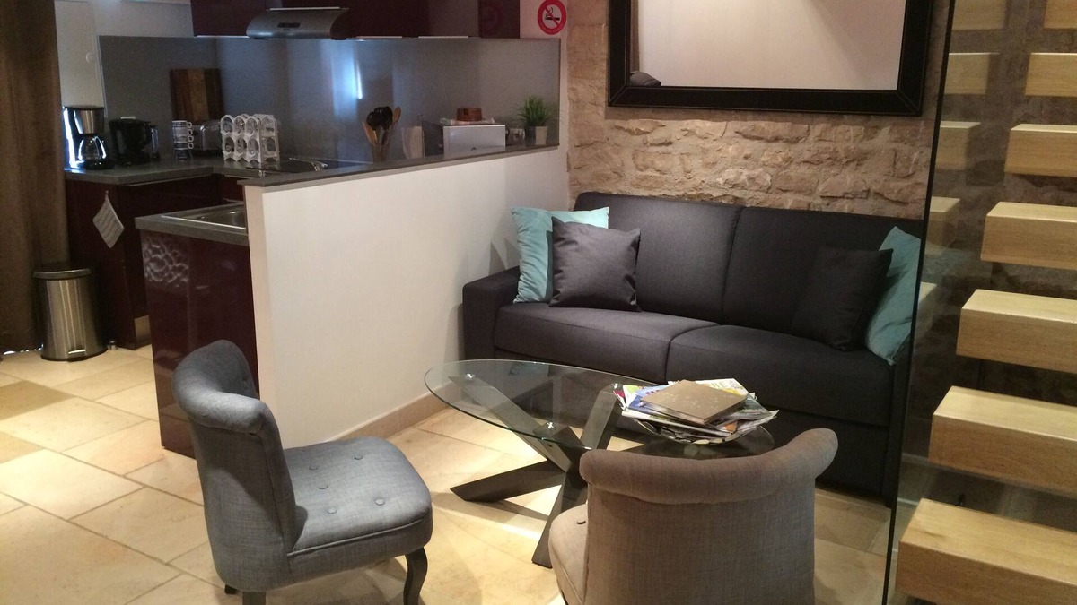 Nuits-Saint-Georges Cottage | Contemporary studio in old barn renovated by architect