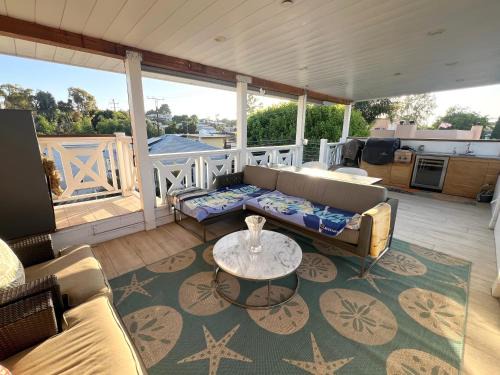 Ocean Park House | Contemporary Guest Studio with Roof-top Deck Walk to Santa Monica Beach