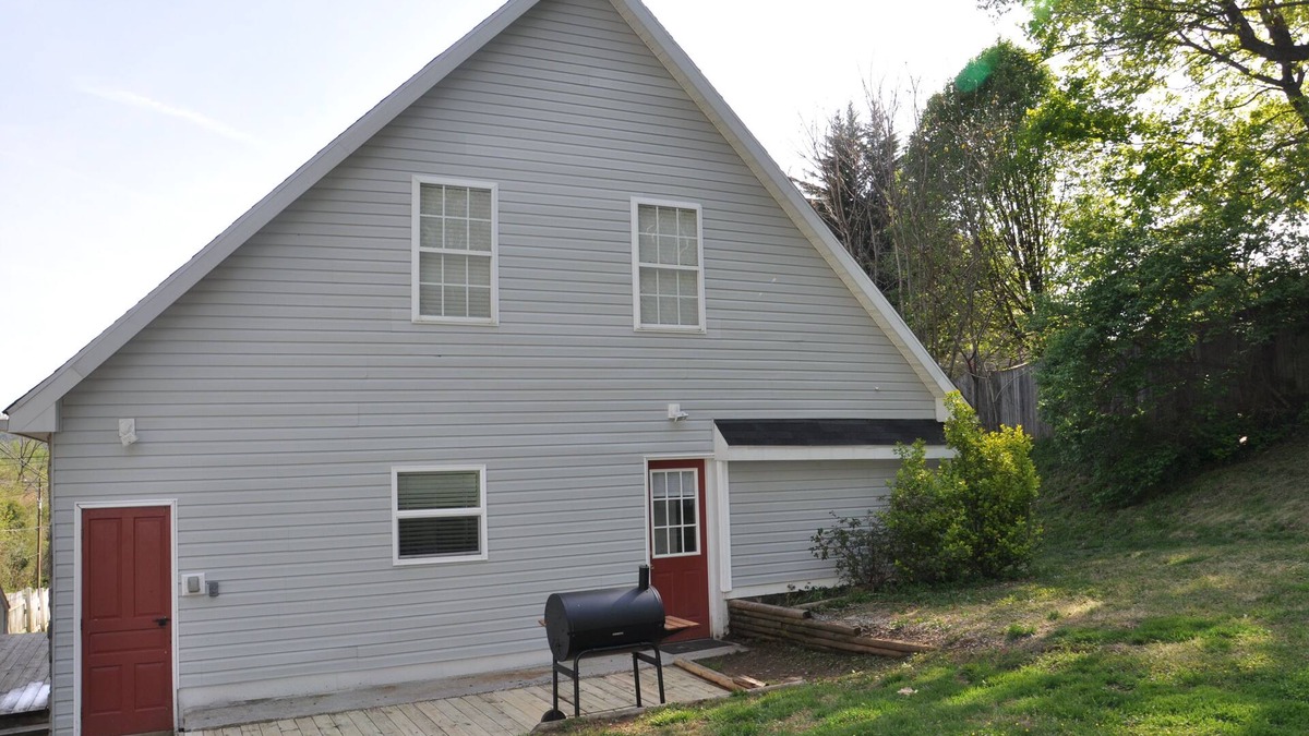 Knoxville Apartment | Contemporary Hideaway near Historic Harpers Ferry!