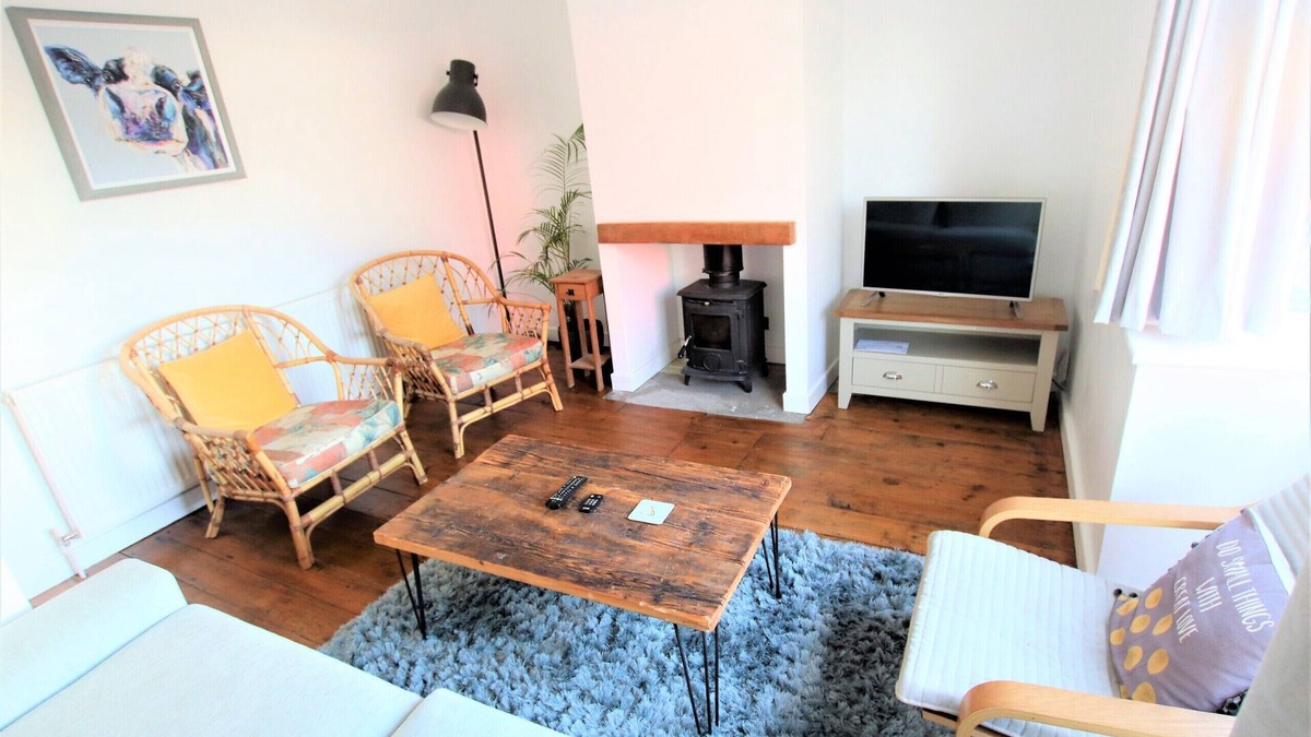Easton House | Contemporary Home in Friendly Easton, Free Parking