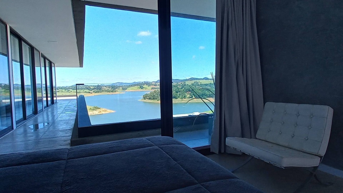 Joanopolis House | CONTEMPORARY HOUSE IN GATED COMMUNITY OVERLOOKING THE DAM