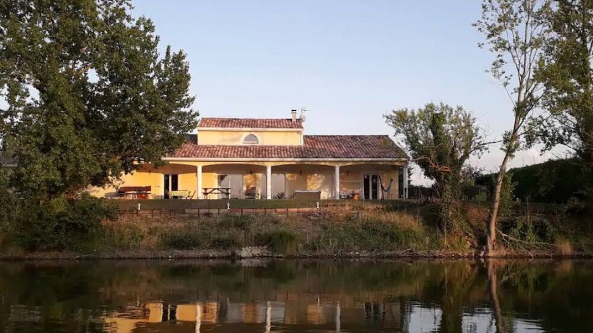 Grenade-sur-Garonne House | Contemporary house with heated swimming pool on the edge of a private lake. paradise