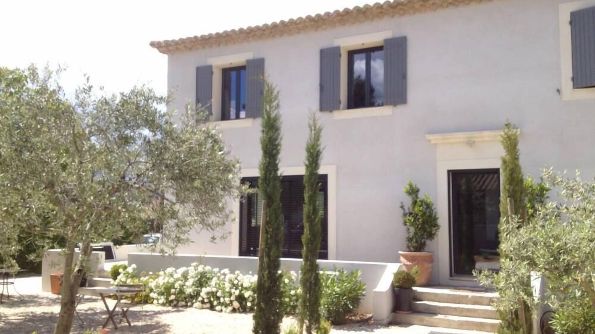 Maubec House | Contemporary house with swimming pool not overlooked in Luberon
