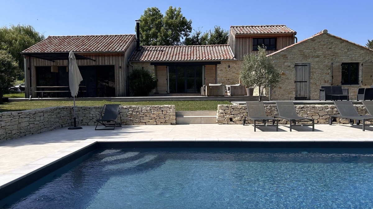 Vesc Villa | Contemporary house with swimming pool