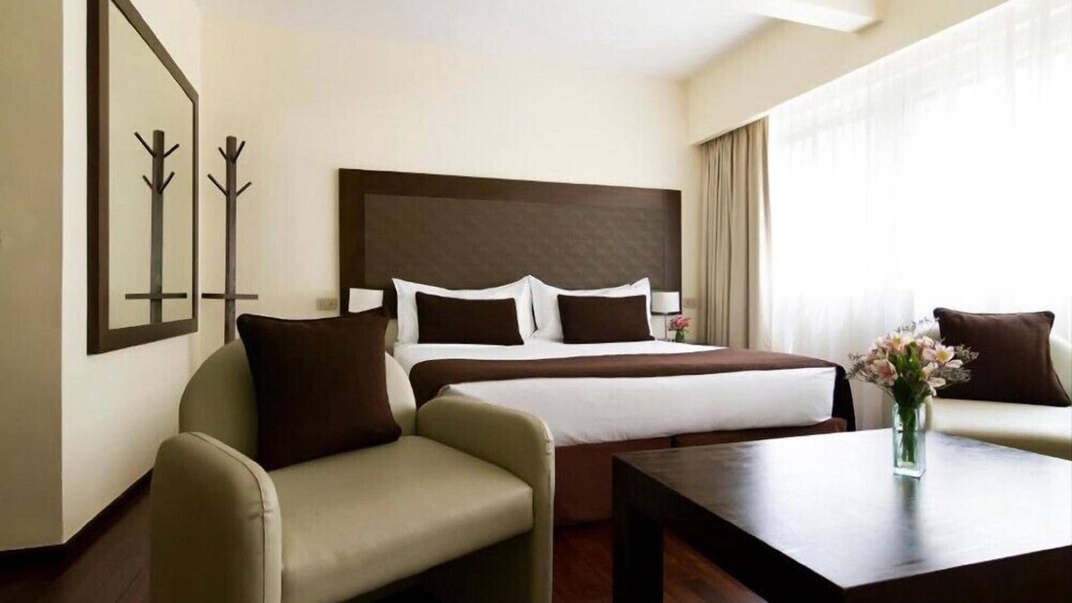 El Centro Hotel | Contemporary Junior Suite near Austral University