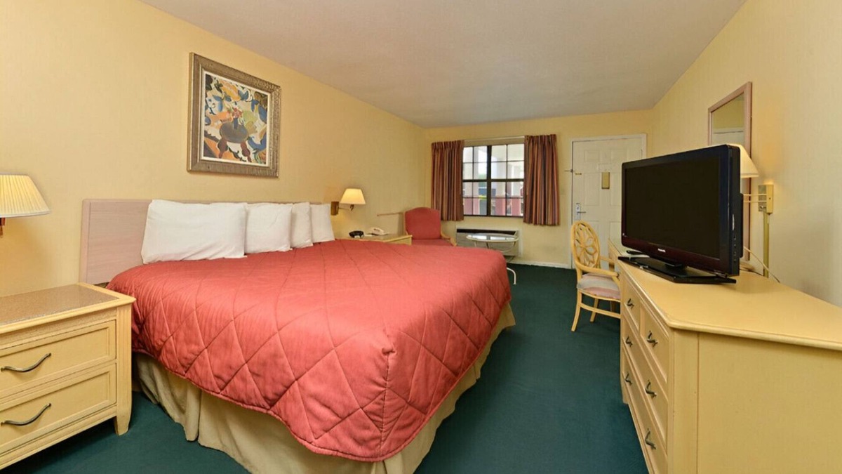 Meridian House | Contemporary King Room w/ Sophisticated Atmosphere