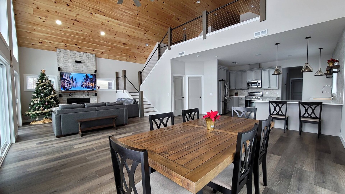 Hillman House | Contemporary Lakehouse Retreat: Where Paradise Meets Comfort