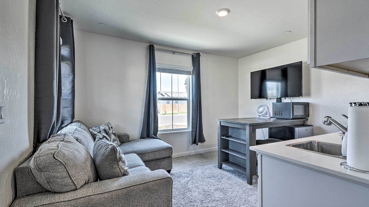 Los Banos Apartment | Contemporary Los Banos Studio < 3 Mi to Dtwn!
