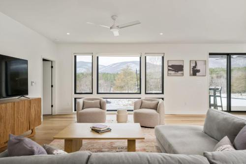 Afton House | Contemporary Mountain Holiday Home with Hot Tub