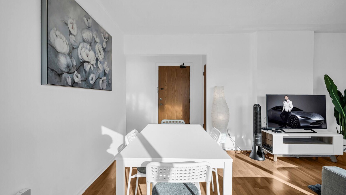 Marpole Apartment | Contemporary one-bed condo conveniently located near YVR & downtown Vancouver.