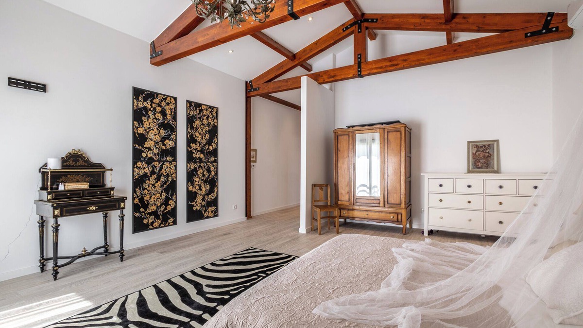 Arrabal Villa | Contemporary rural villa with large wooden beams with artistic accents