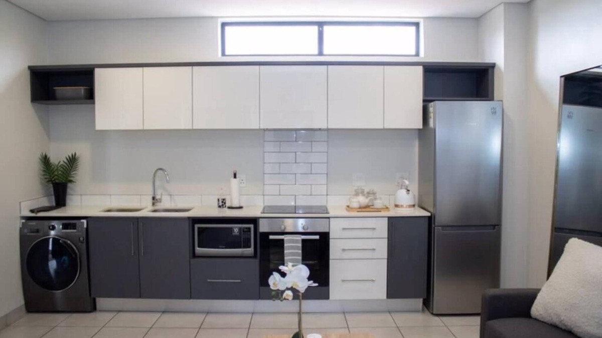 Menlo Park Apartment | Contemporary Spacious & Comfortable Apartment