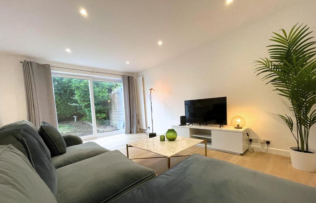 High Wycombe Apartment | Contemporary-styled 3-Bed House