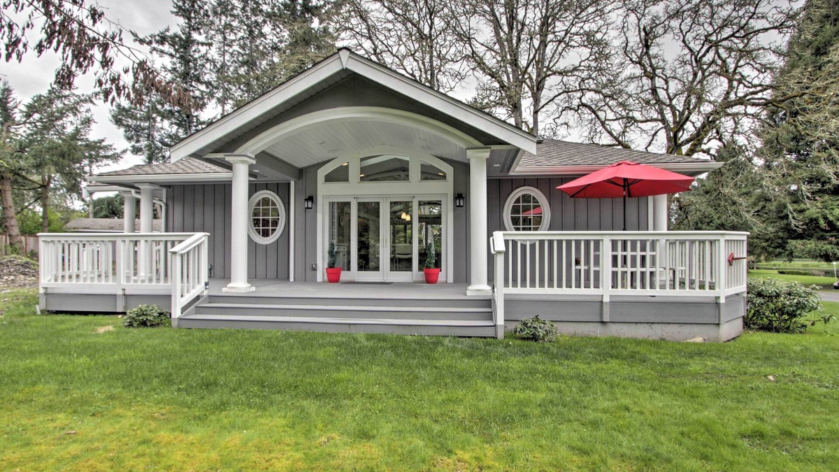 Parkland Cottage | Contemporary Tacoma Cottage w/Deck & Pond!