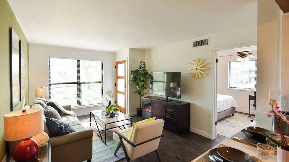 Dallas Apartment | Contemporary Unit 303, Toluca 98nn
